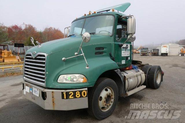 Mack CXN612 Шасі з кабіною