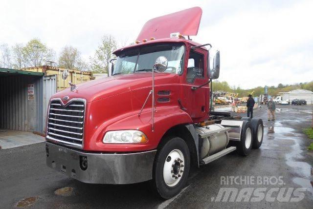 Mack CXN613 Шасі з кабіною