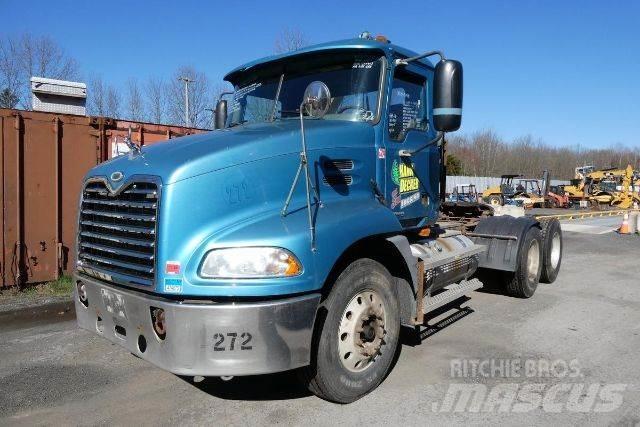Mack CXN613 Шасі з кабіною