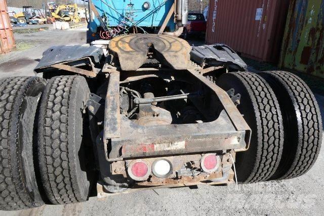 Mack CXN613 Шасі з кабіною