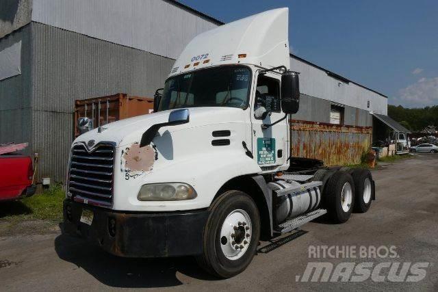 Mack CXN613 Шасі з кабіною