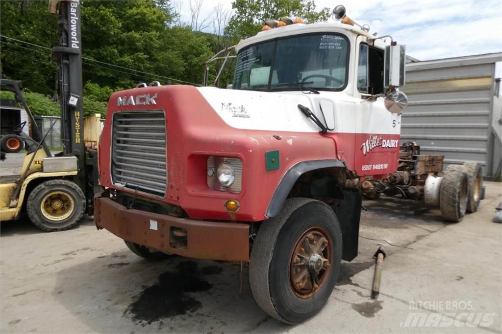 Mack DM688X Шасі з кабіною