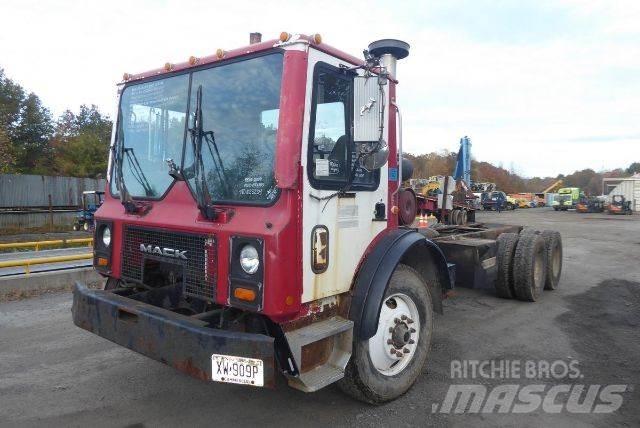 Mack MR688S Шасі з кабіною