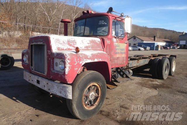 Mack R611 Шасі з кабіною