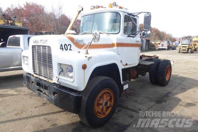 Mack R690T Шасі з кабіною
