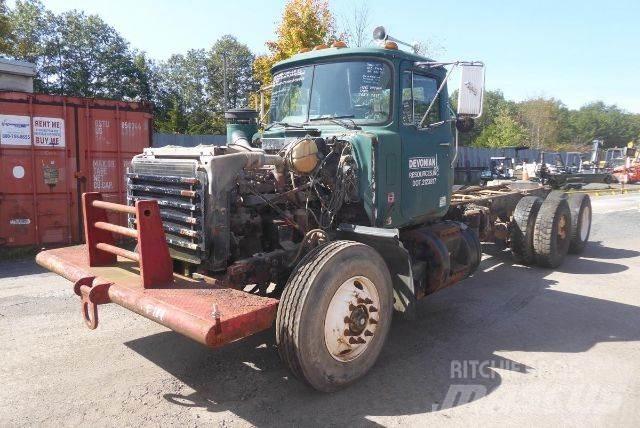 Mack RD688S Шасі з кабіною