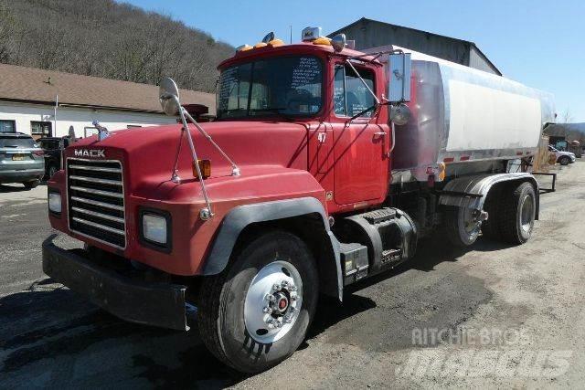 Mack RD690P Вантажівки-цистерни
