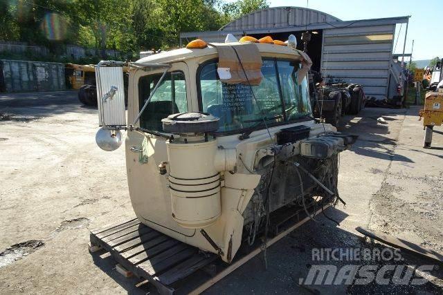 Mack RD690S Кабіни