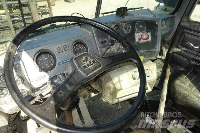 Mack RD690S Кабіни