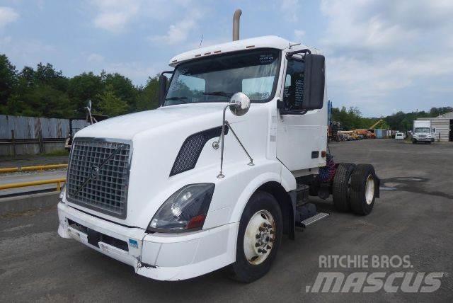 Volvo VNL42T Шасі з кабіною
