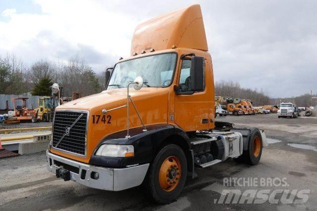 Volvo VNM42T Шасі з кабіною