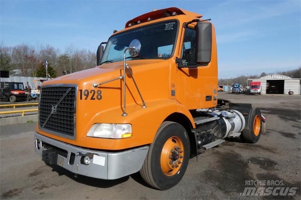 Volvo VNM42T Шасі з кабіною