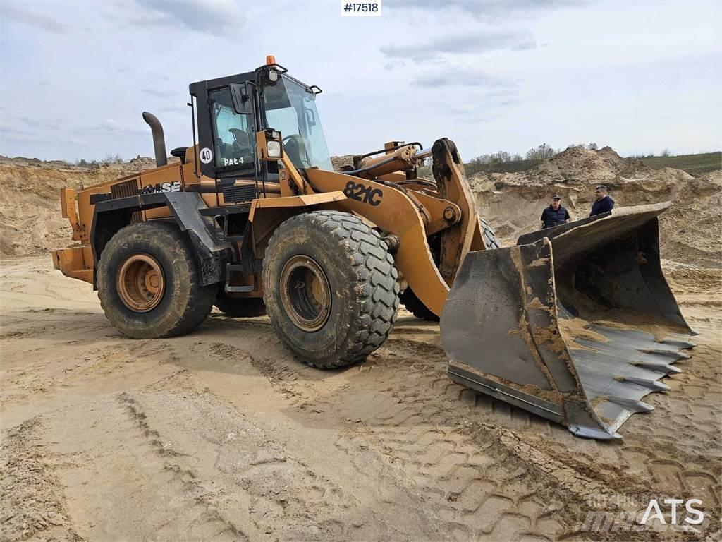 CASE 821C Фронтальні навантажувачі
