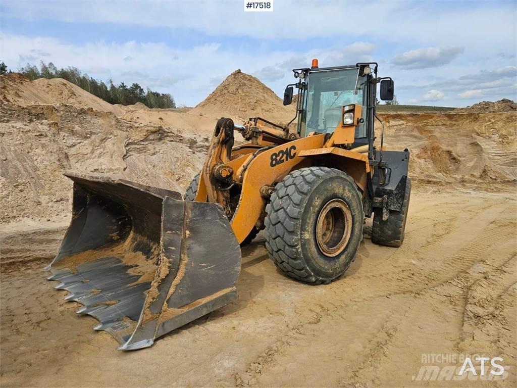 CASE 821C Фронтальні навантажувачі
