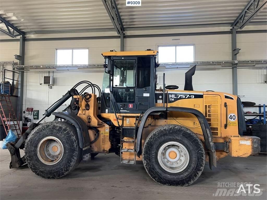 Hyundai HL757TM-9 Колісні бульдозери