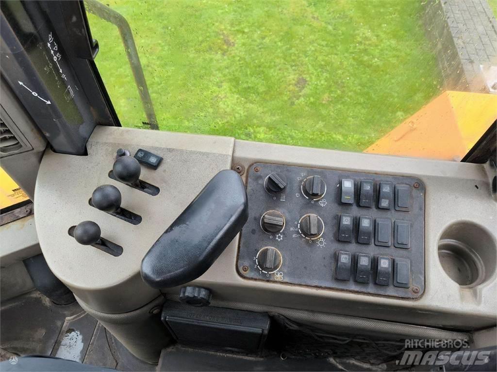 CASE 821C Фронтальні навантажувачі