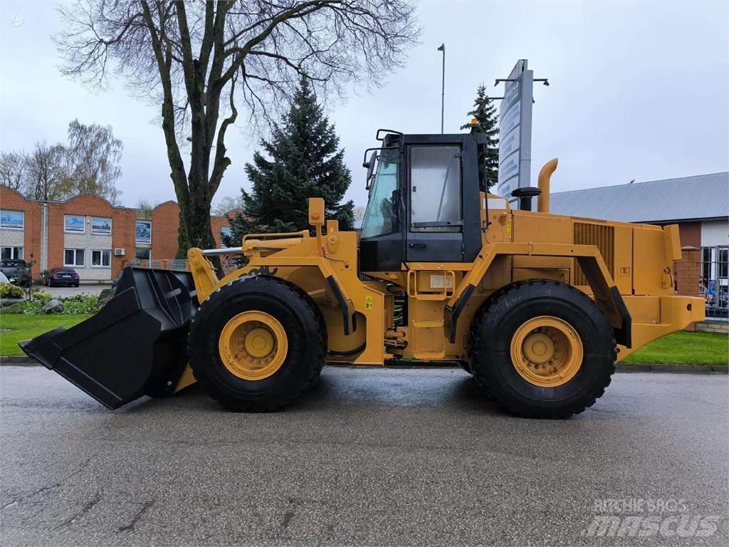 CASE 821C Фронтальні навантажувачі