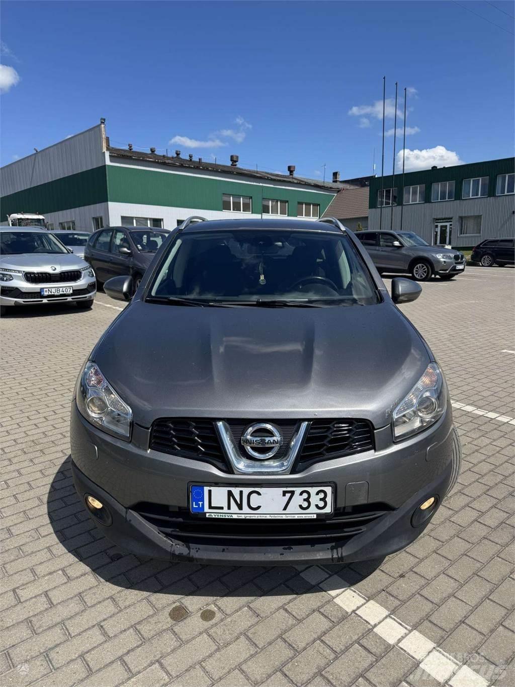 Nissan  Автомобілі