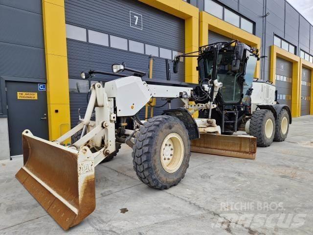 CAT 120AWD Грейдери