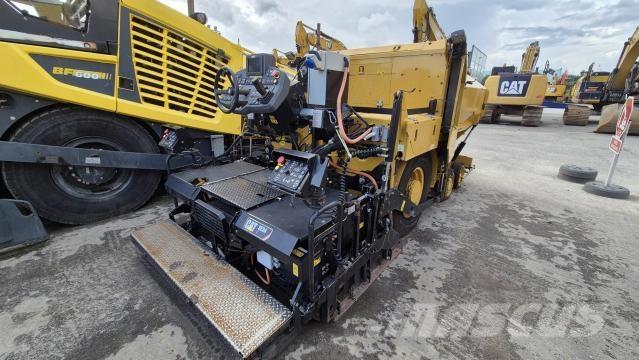 CAT AP300F Асфальтовкладачі