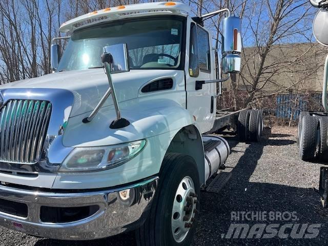 International 4400 Вантажівки-платформи/бокове розвантаження