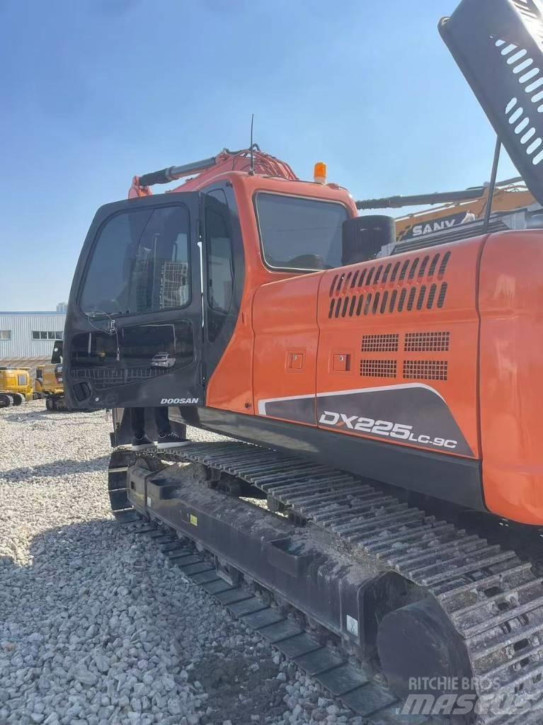 Doosan DX 225LC-9C Гусеничні екскаватори
