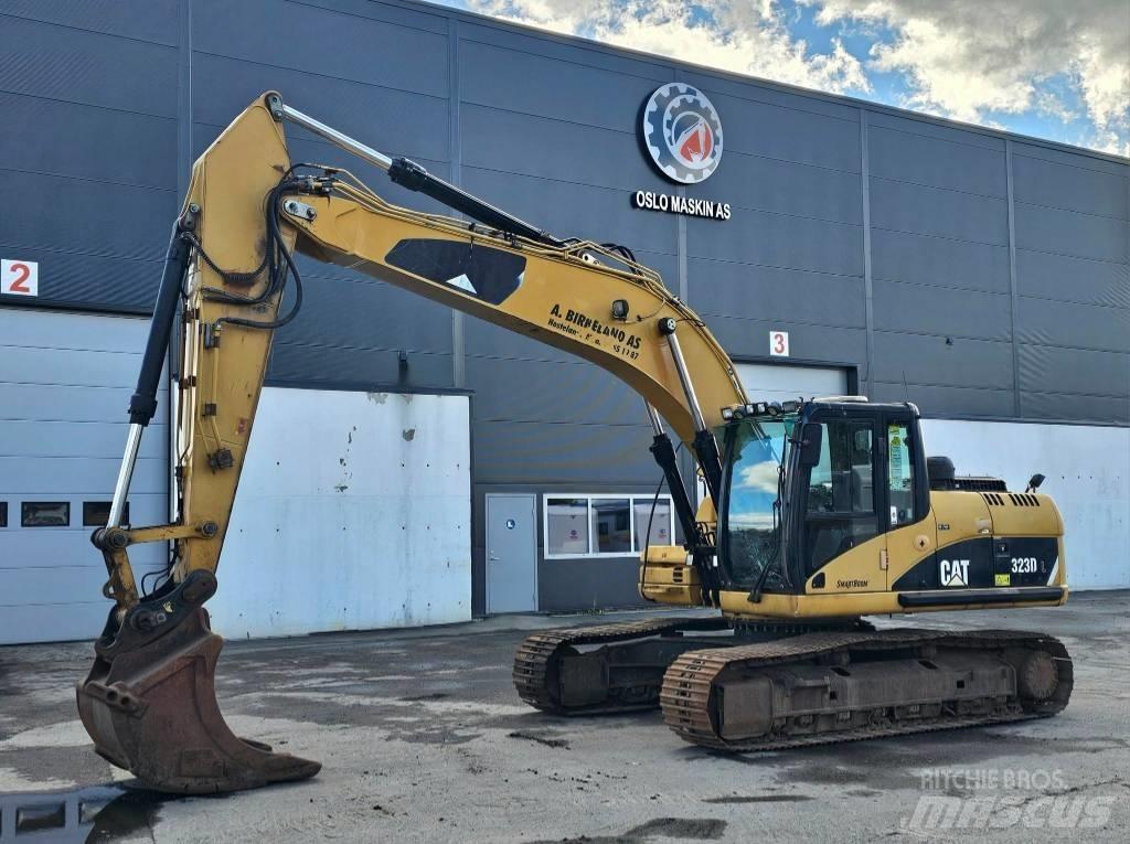 CAT 323 D L Гусеничні екскаватори