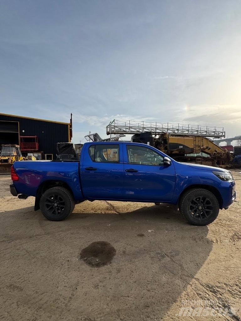 Toyota Hilux Active Пікапи / Бічне розвантаження