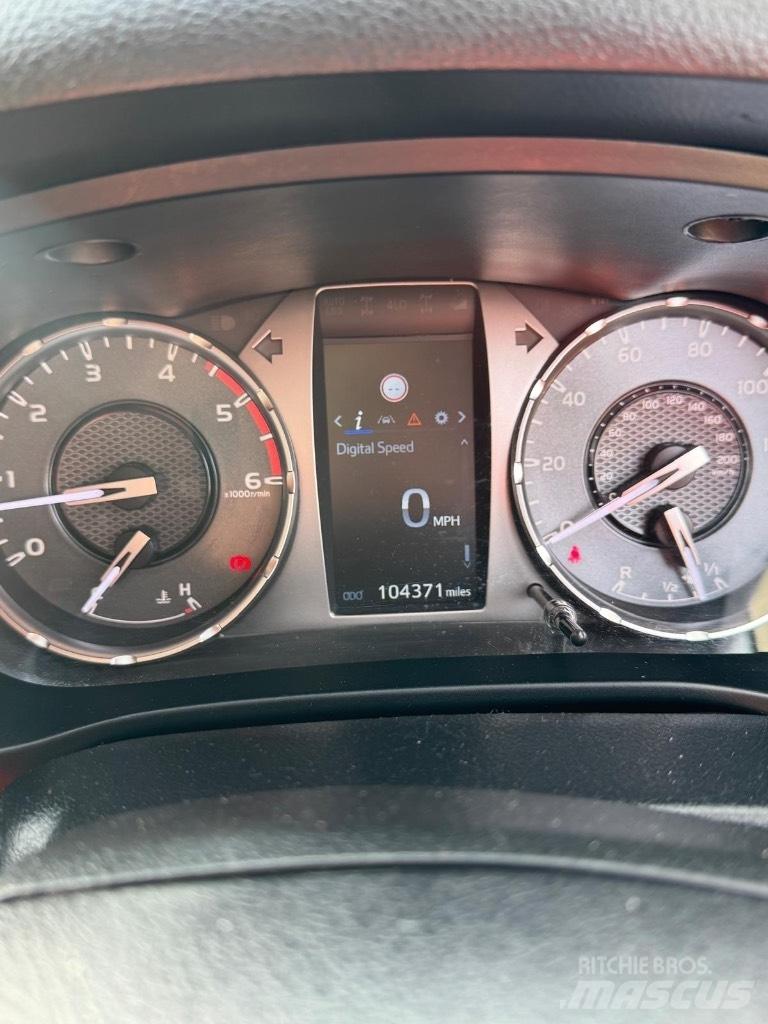 Toyota Hilux Active Пікапи / Бічне розвантаження