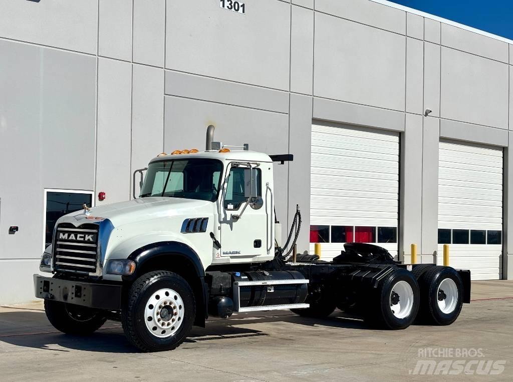 Mack Granite Тягачі