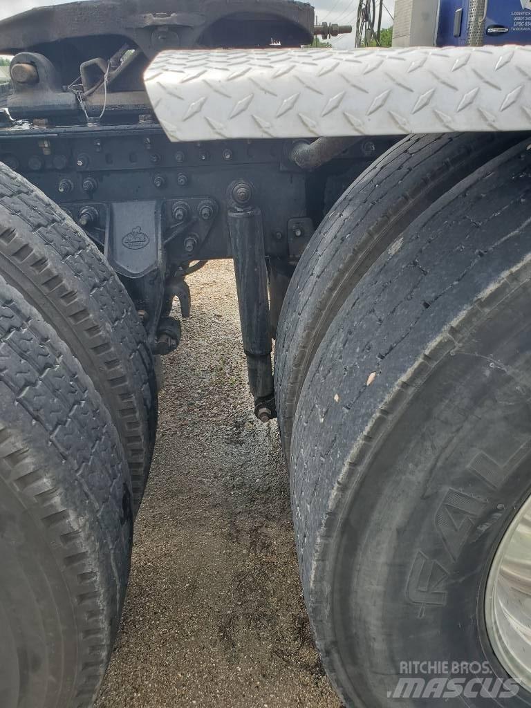 Mack P 164 T Шасі з кабіною