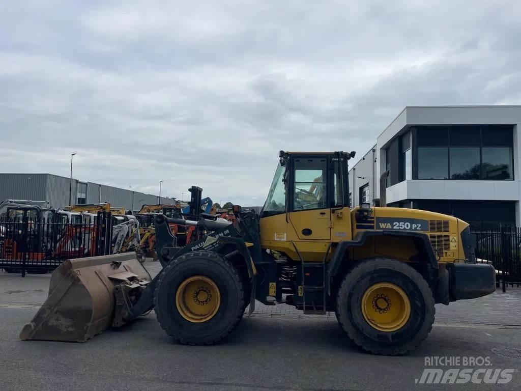 Komatsu WA250 Фронтальні навантажувачі