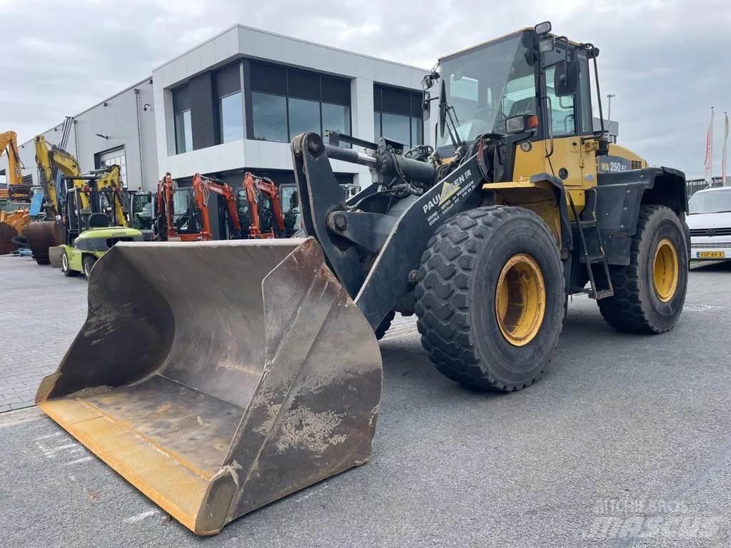 Komatsu WA250 Фронтальні навантажувачі