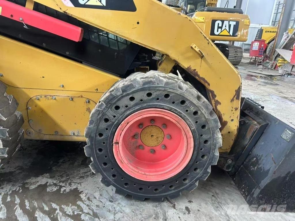 CAT 246 C Міні-навантажувачі