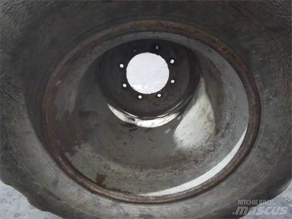 Valmet 820 24x22,5 Шини