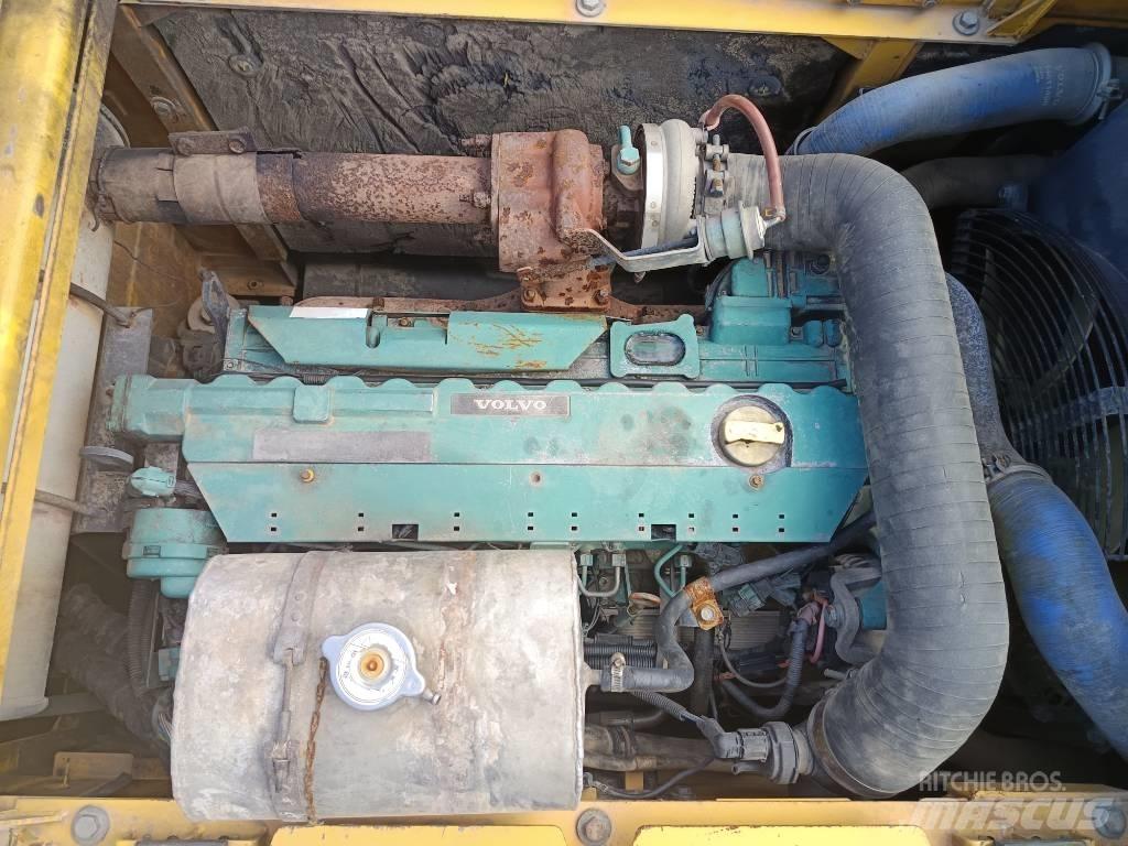 Volvo EC210B Гусеничні екскаватори