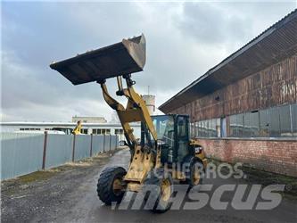 CAT 906 Фронтальні навантажувачі