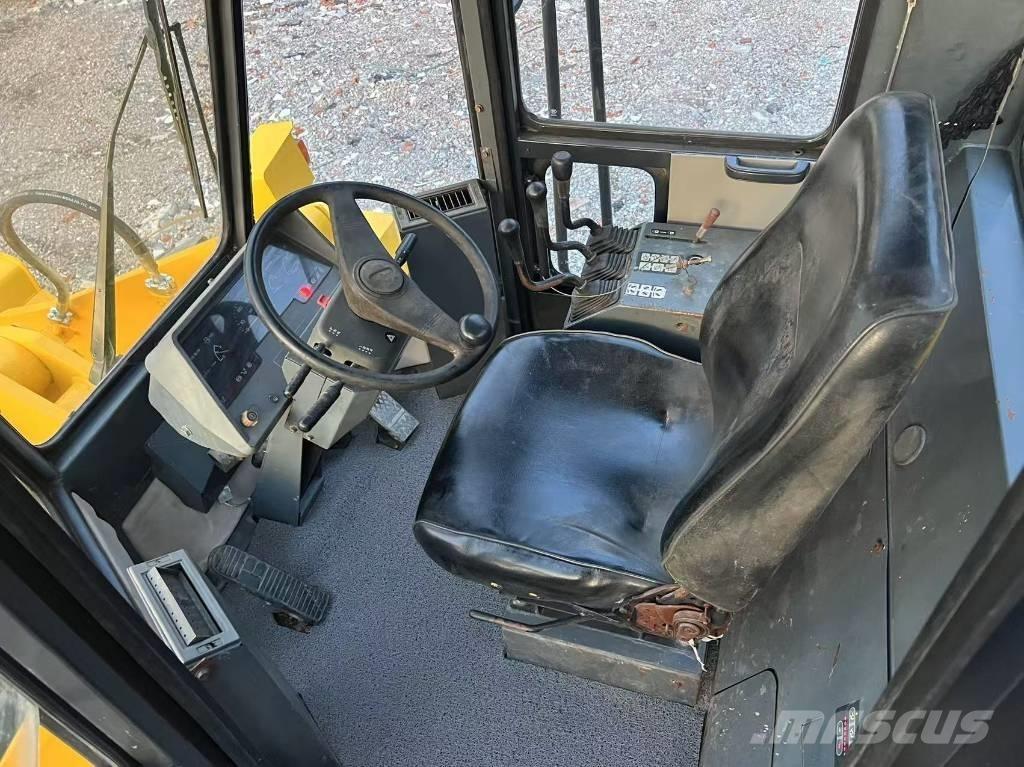 Komatsu WA 320-3 Фронтальні навантажувачі