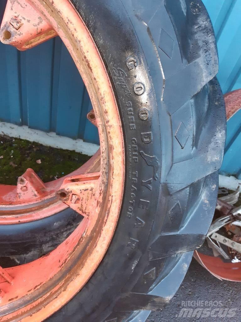 Goodyear 12.4-36 Колеса