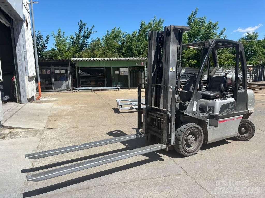 Nissan UD02A25PQ Газові навантажувачі