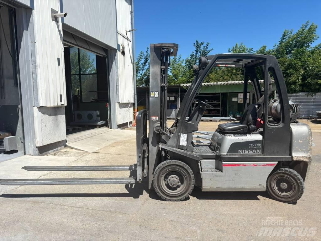 Nissan UD02A25PQ Газові навантажувачі