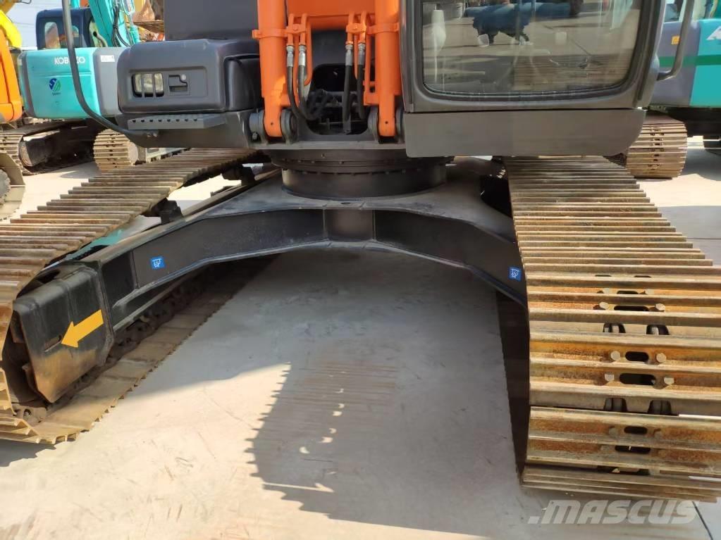 Hitachi Zaxis 210 Гусеничні екскаватори