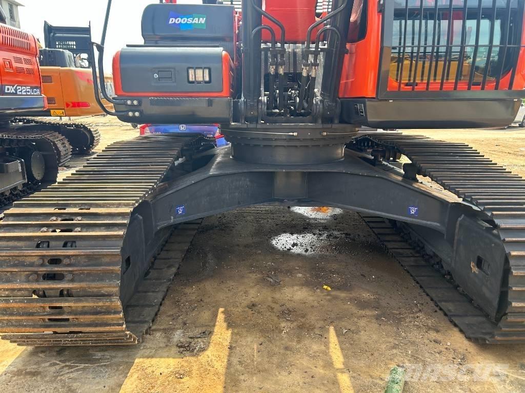Doosan DX 225 LC Гусеничні екскаватори