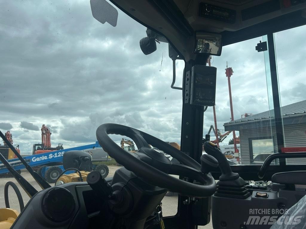 CAT 906 Фронтальні навантажувачі