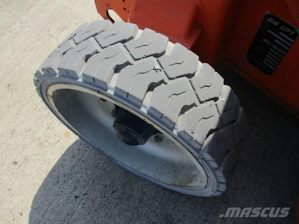 JLG E400 AJPN (687) Компактні самохідні стрілові підйомники