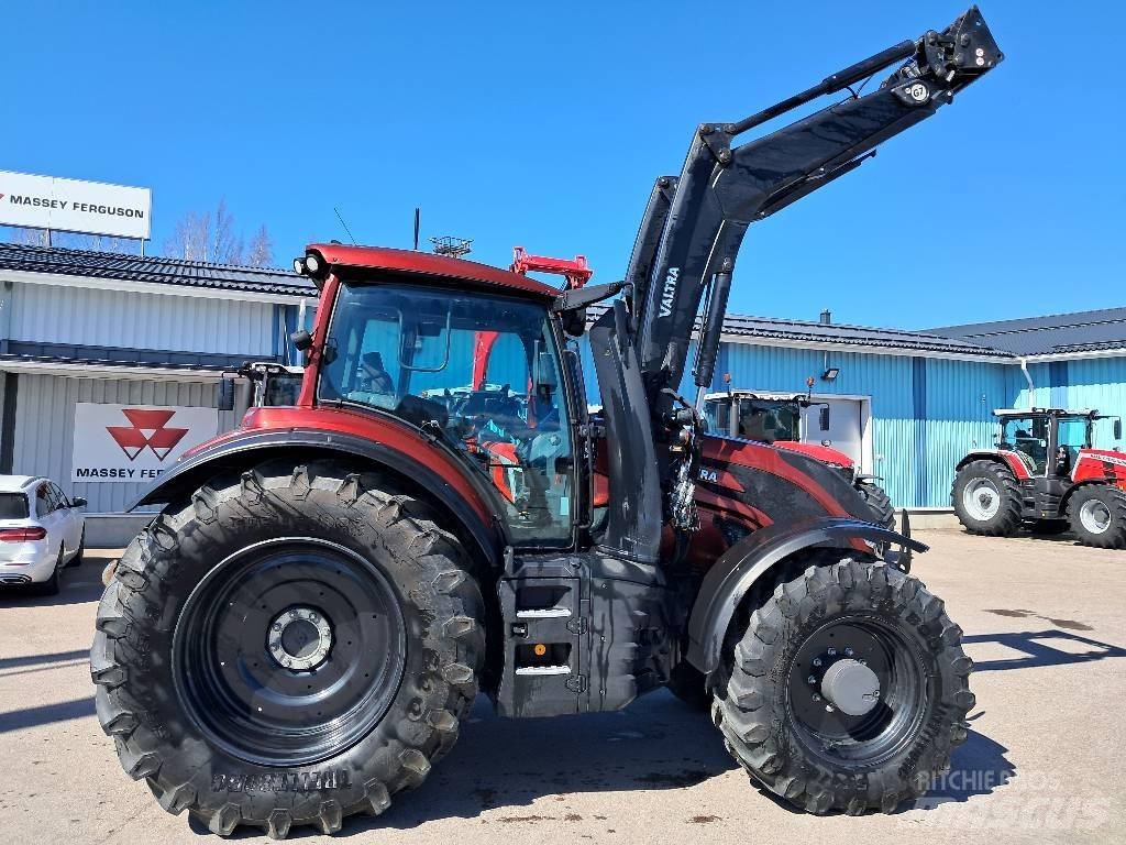 Valtra T215 Versu Трактори