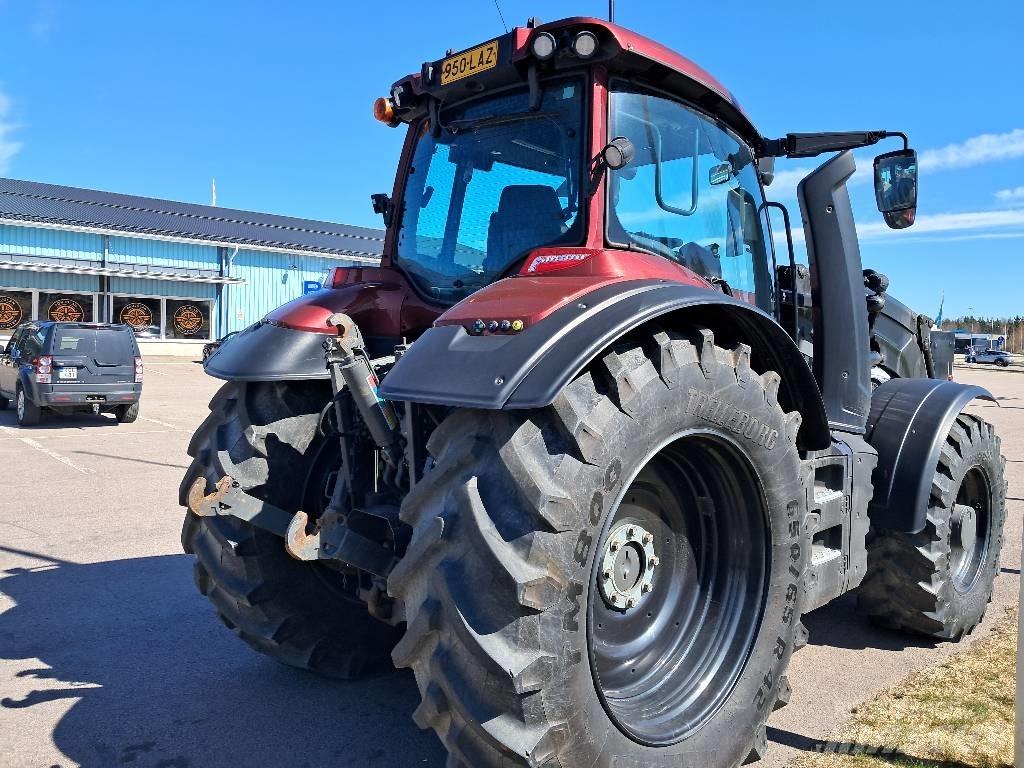 Valtra T215 Versu Трактори
