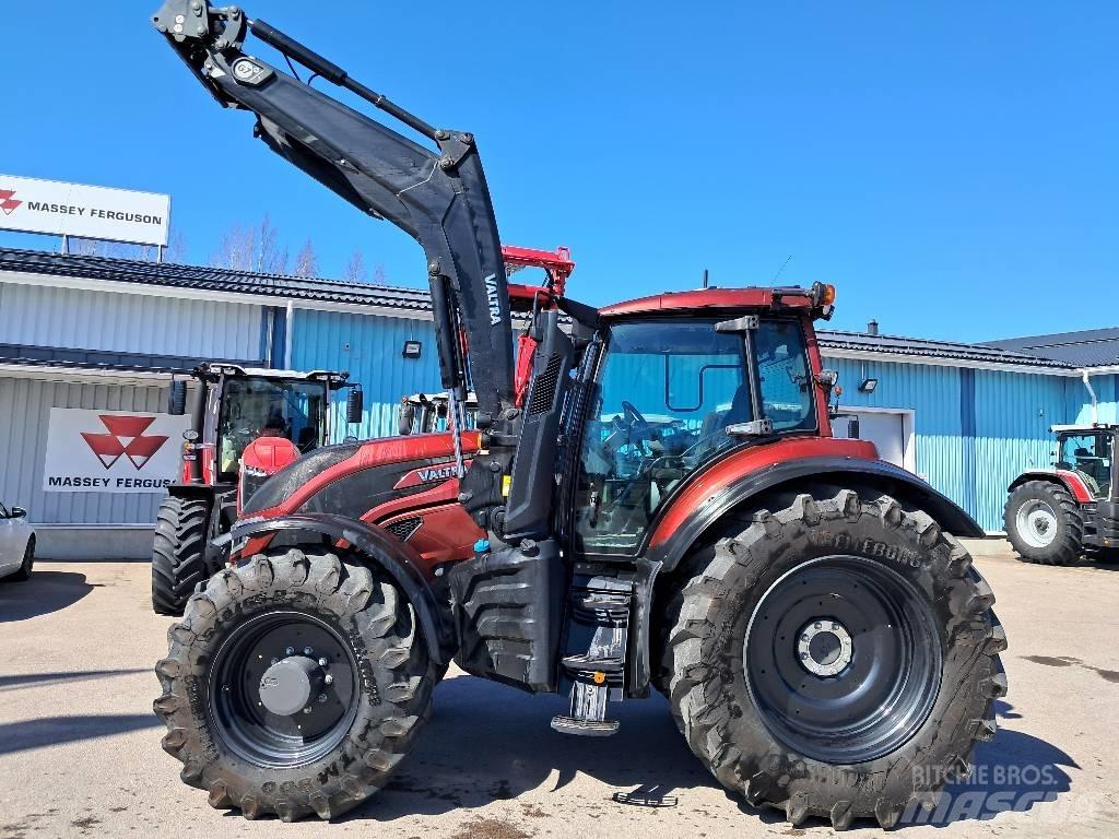 Valtra T215 Versu Трактори