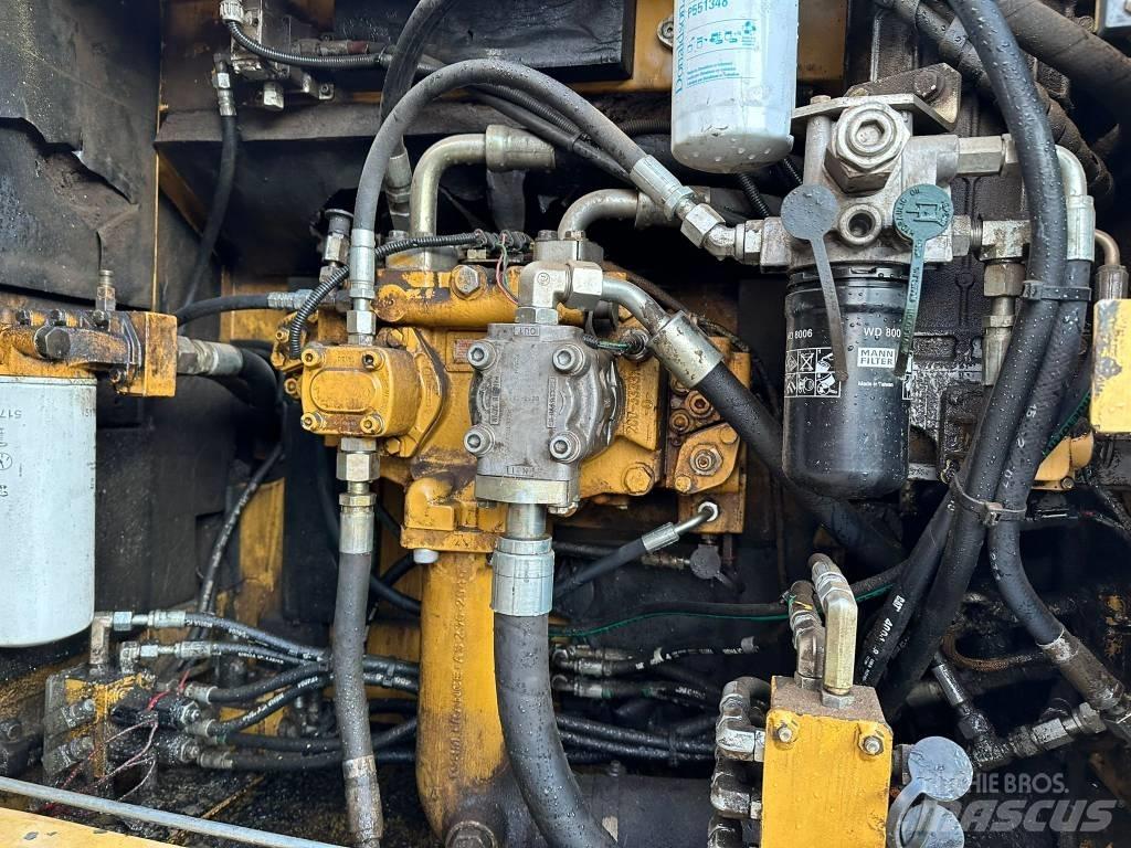 CAT 325DL Гусеничні екскаватори