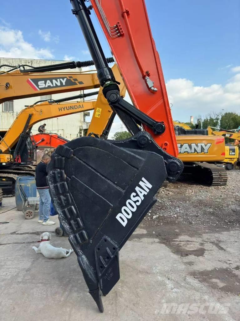 Doosan DX300 Гусеничні екскаватори